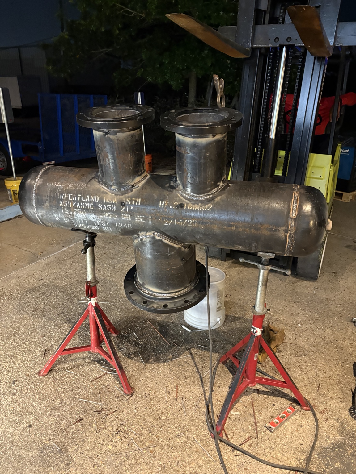 Fabricated steel pipe header